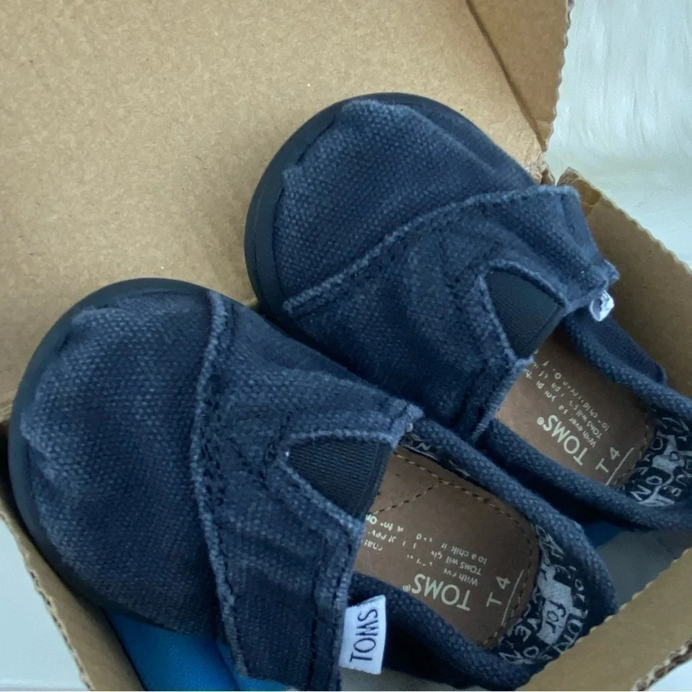 TOMS TINY CLASSIC BLACK CANVAS SHOES SIZE 4 BABY